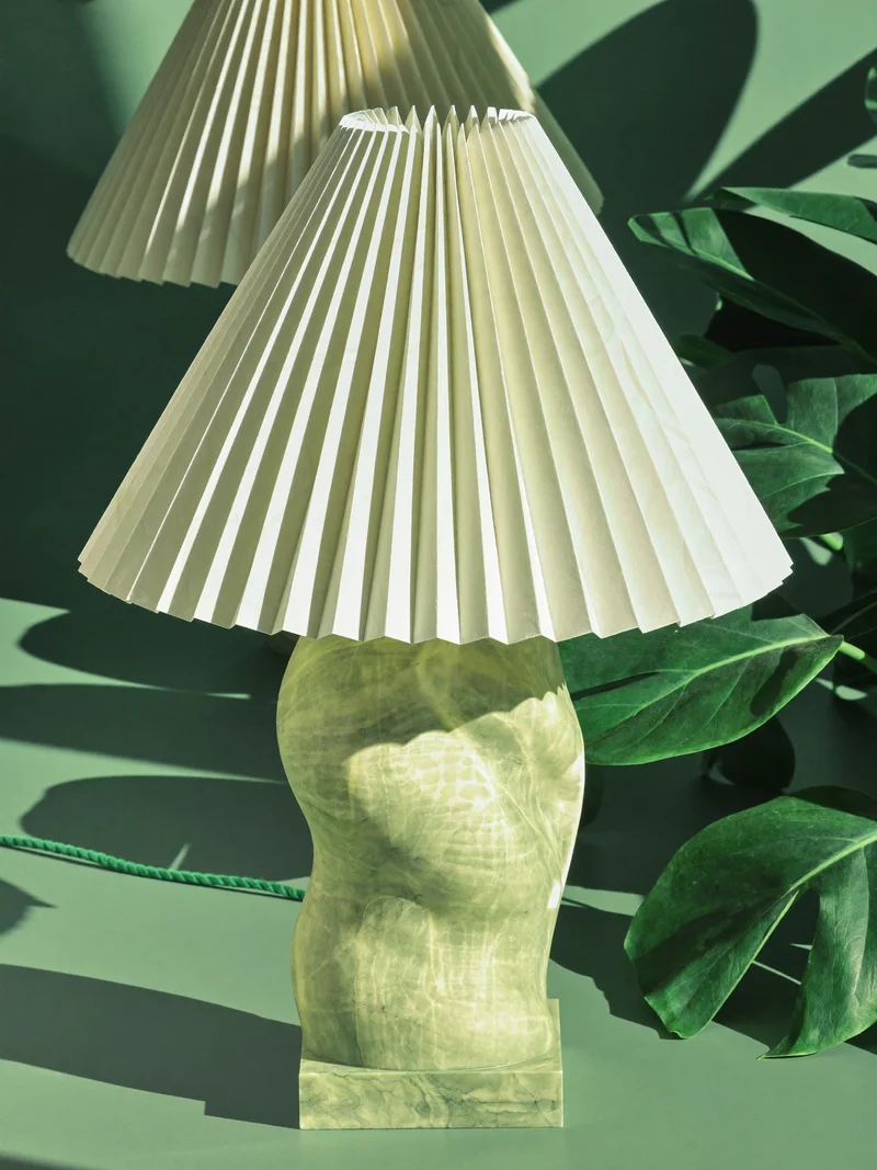 Illustration de la lampe de bureau plissée sur socle en pierre, concept
